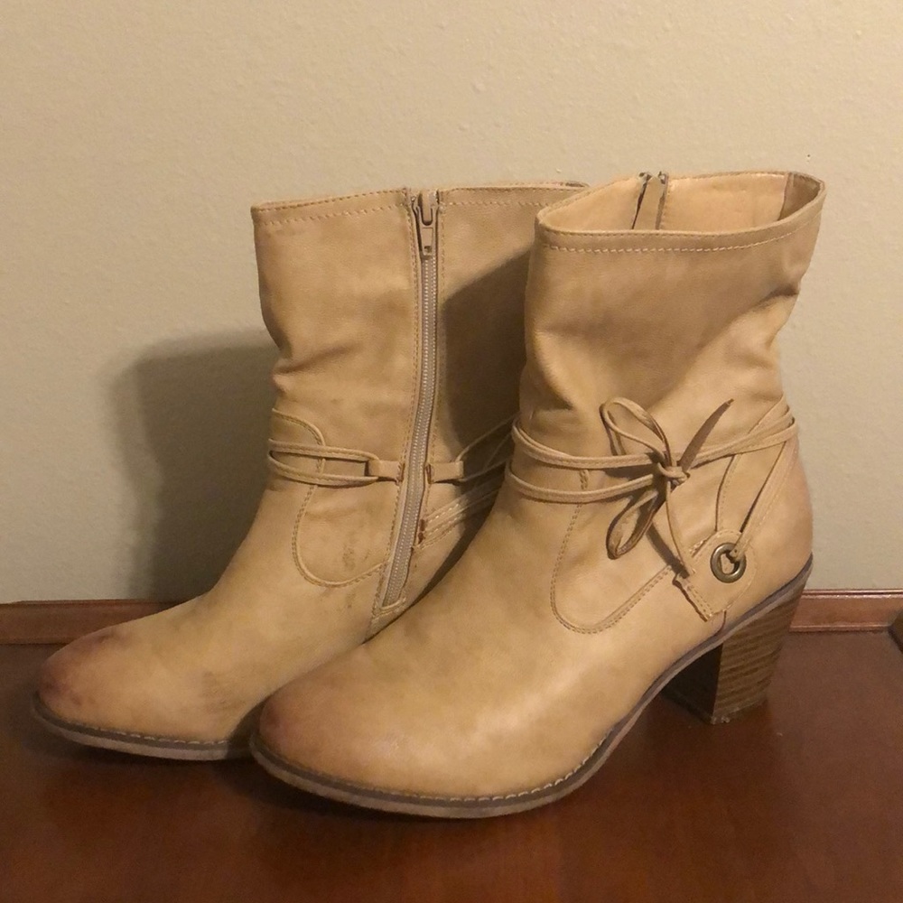 Selenis Booties Tan distressed